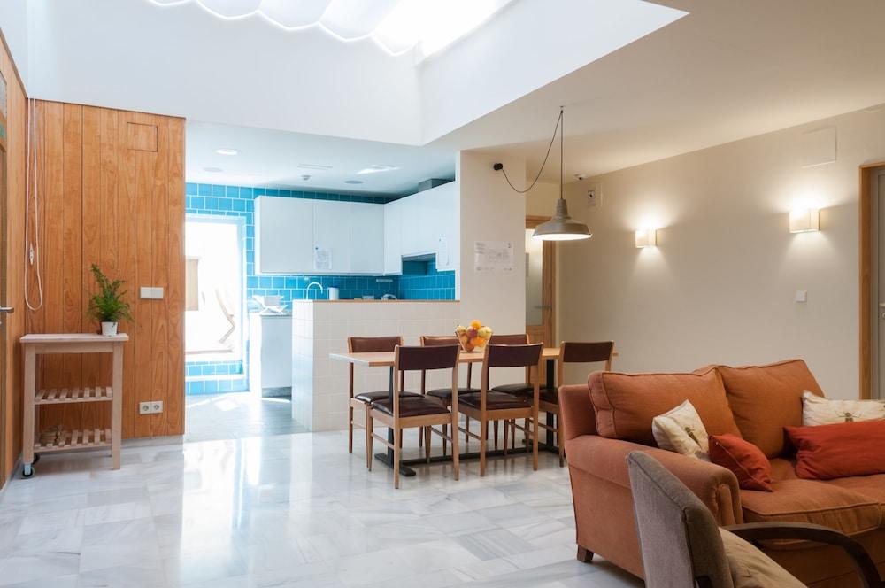The Nomad Hostel&Pension Seville Exterior photo
